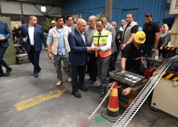 وزير الصناعة والنقل يتفقد موقع مجمع مرغم ٣ الجاري إنشاؤه بمحافظ الإسكندرية ويلتقي العاملين بمجمعي مرغم ١ و٢