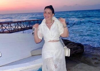 إلهام شاهين تلفت الأنظار بالساحل الشمالي بإطلالة رشيقة