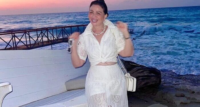 إلهام شاهين تلفت الأنظار بالساحل الشمالي بإطلالة رشيقة