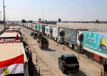 تواصل تدفق المساعدات الإنسانية المصرية إلى غـ ــزة عبر معبر كرم أبو سالم