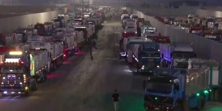 سلطات الاحتلال تواصل سياسات التعنت في التعامل مع قوافل المساعدات التي تتجه إلى غزة