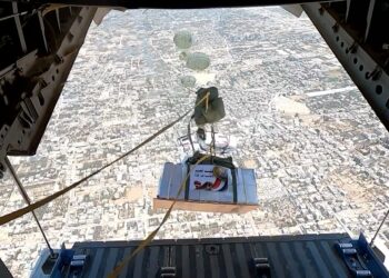 مصر تواصل أعمال الإسقاط الجوى للمساعدات الإنسانية على غزة