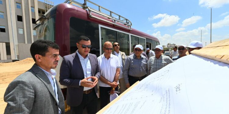 وزير الإسكان يتفقد مشروع مرافق الأراضي الصناعية وكوبري أعلى مسار القطار الكهربائي السريع بمدينة برج العرب الجديدة