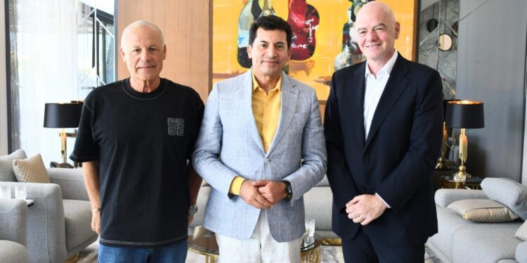 رئيس الوزراء يرحب برئيس الاتحاد الدولي لكرة القدم خلال تواجده في مصر لقضاء عطلته