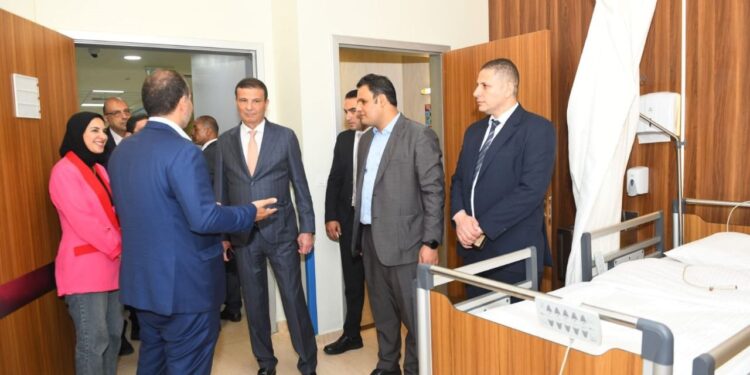 وزير الزراعة يزور مستشفى الناس ويُشيد بالخدمات الطبية والصحية المقدمة بالمجان للمواطنين الأكثر احتياجًا