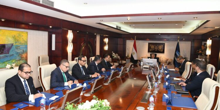 الفريق أسامة ربيع يلتقي رئيس التمثيل التجاري المصري لبحث سبل التعاون المشترك