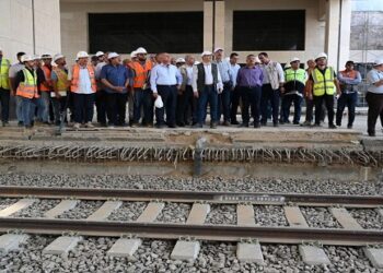 وزير الصناعة والنقل يتابع التقدم في أعمال التشطيبات النهائية لمحطات الخط الأول من شبكة القطار الكهربائي السريع