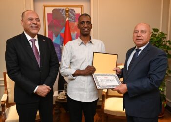 وزير الصناعة والنقل يكرم طارق محمد برس عامل مزلقان السادات ببني سويف