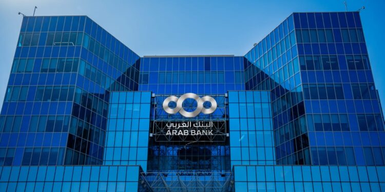 البنك العربي يطلق حملة “عروض الصيف” بمجموعة من المزايا المصرفية