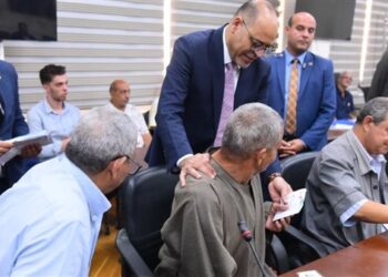 وزير العمل يسلم بطاقات بنكية لعمال مصريين من مستحقي المعاشات التقاعدية العراقية