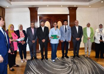 وزير الشباب يسلم  “١٠” عقود وأوراق الاحتضان لأصحاب الشركات الناشئة