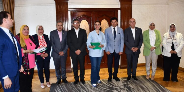 وزير الشباب يسلم  “١٠” عقود وأوراق الاحتضان لأصحاب الشركات الناشئة
