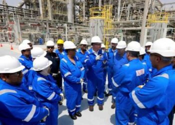 وزير البترول يتفقد مشروعات زيادة الإنتاج بمعامل تكرير البترول بالسويس لخفض الفاتورة الاستيرادية