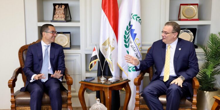 رئيس “التنظيم والإدارة يبحث مع وزير الاستثمار سبل تعزيز التعاون المشترك