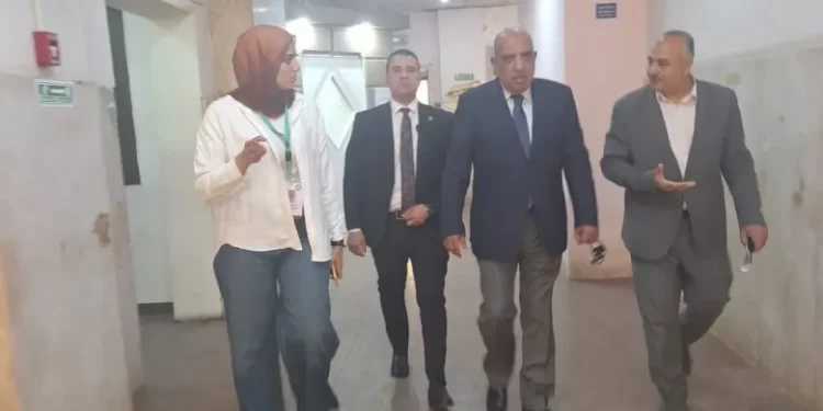 إصابة وزير الكهرباء في حادث سير على الطريق الصحراوي