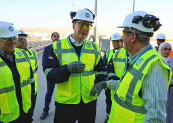 وزير البترول يتفقد بدء تجارب التشغيل لسفينة التغييز “إنرجوس فورس” بميناء العقبة