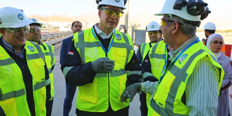 وزير البترول يتفقد بدء تجارب التشغيل لسفينة التغييز “إنرجوس فورس” بميناء العقبة