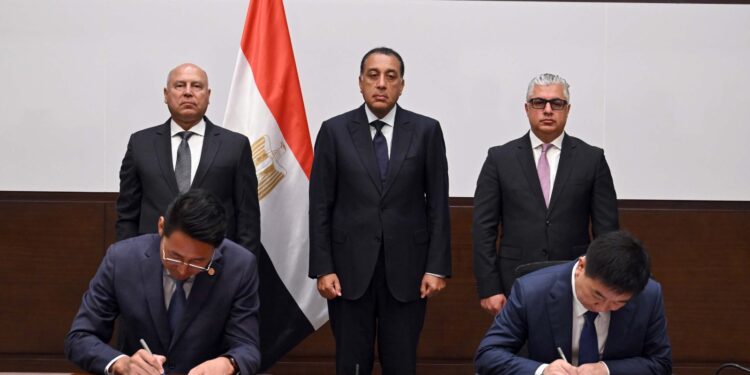 رئيس الوزراء يشهد توقيع عقد إنشاء مصنع مجموعة سايلون الصينية للإطارات بـ “اقتصادية قناة السويس”