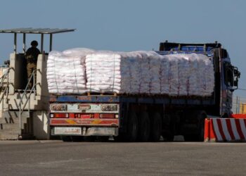 قوافل مساعدات تتحرك من مصر إلى قطاع غزة تحمل آلاف الأطنان من المواد الغذائية والإغاثية