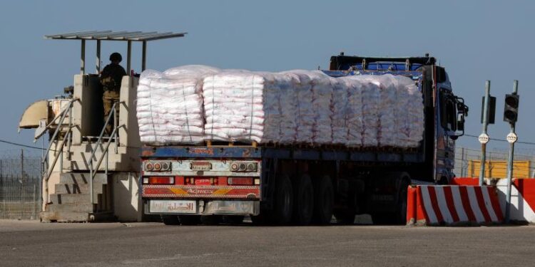 قوافل مساعدات تتحرك من مصر إلى قطاع غزة تحمل آلاف الأطنان من المواد الغذائية والإغاثية