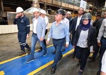 وزير الصناعة والنقل يتفقد 6 مصانع متخصصة في درفلة وجلفنة وطلاء ألواح الصلب المسطح وإنتاج النسيج بمدينة العاشر من رمضان