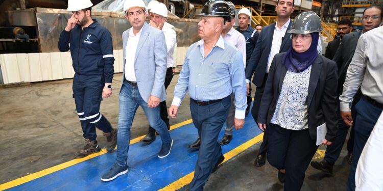 وزير الصناعة والنقل يتفقد 6 مصانع متخصصة في درفلة وجلفنة وطلاء ألواح الصلب المسطح وإنتاج النسيج بمدينة العاشر من رمضان