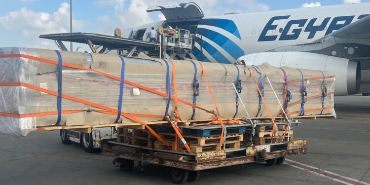 مصر للطيران للشحن الجوي تنقل شحنة إنارة ضخمة بأطوال خاصة إلى كينشاسا بكفاءة عالية