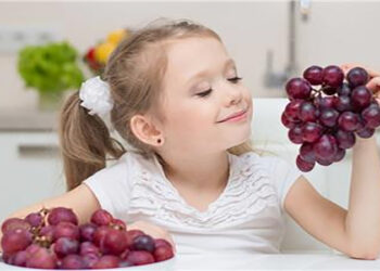 ماذا يحدث لجسم طفلك عند تناول العنب؟