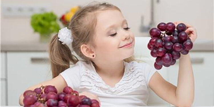 ماذا يحدث لجسم طفلك عند تناول العنب؟