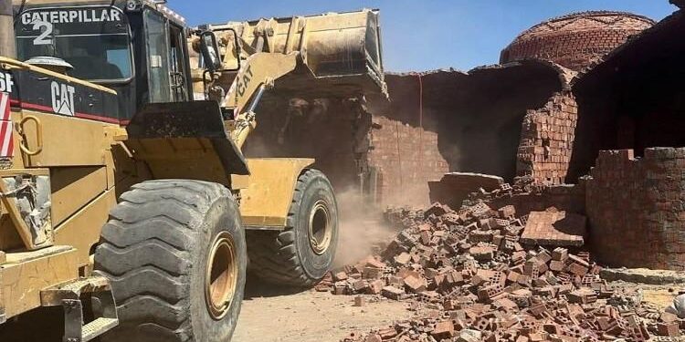 وزير الإسكان يُصدر قرارين لإزالة التعديات والمخالفات بمدينتي الشيخ زايد والفيوم الجديدة