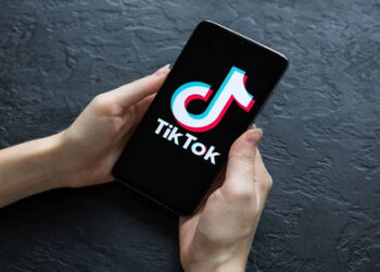 مطالبات متزايدة بحظر تطبيقات التواصل “المشبوهة” في مصر: إحالة دعوى “تيك توك” إلى المفوضين، وسط حملة قضائية أوسع