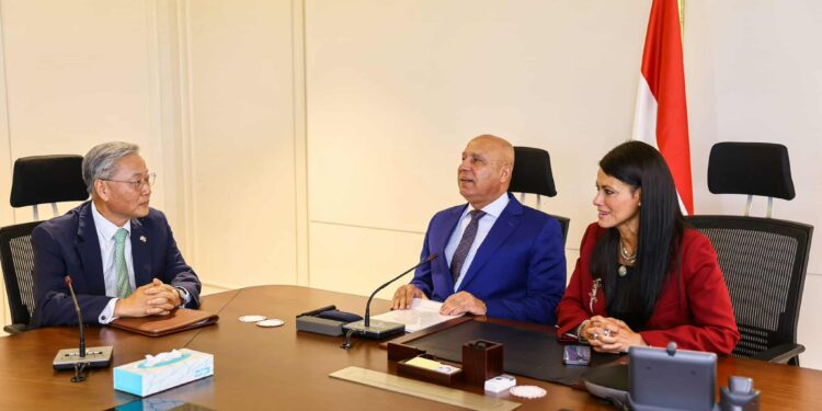 بحضور وزيرا التخطيط والنقل ..منحة من كوريا الجنوبية لمشروع تطوير تكنولوجيا صيانة السيارات الخضراء