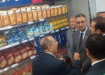 وزير التموين يفتتح أول 3 منافذ سلعية ضمن أكبر سلسلة تجارية حكومية