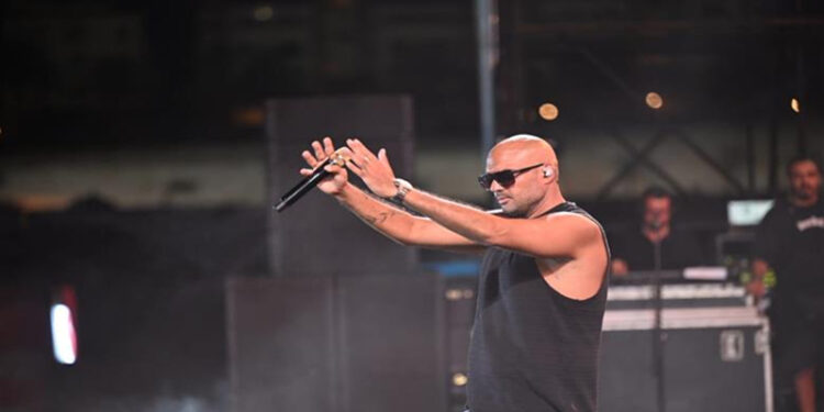 شارموفرز يحيى حفلا غنائياً بأحد فنادق العلمين