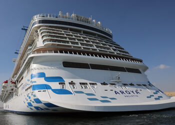 قناة السويس تشهد عبور السفينة السياحية العملاقة “AROYA” وعلى متنها 2300 سائح
