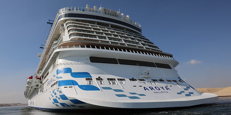 قناة السويس تشهد عبور السفينة السياحية العملاقة “AROYA” وعلى متنها 2300 سائح