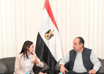 وزير قطاع الأعمال يلتقي محافظ البحيرة في مستهل زيارته لشركة مصر للغزل والنسيج وصباغي البيضا بكفر الدوار