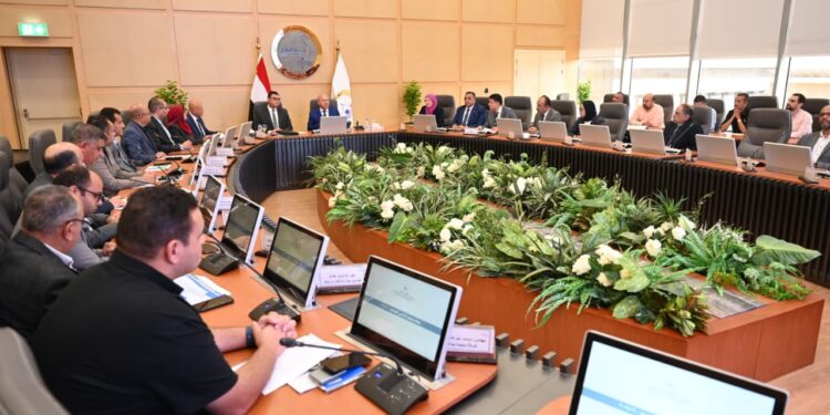 وسط استعداد لطرح جديد للأراضي ديسمبر المقبل.. تفاصيل اجتماع كامل الوزير وشريف الشربيني