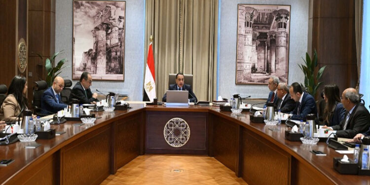 رئيس الوزراء يعقد اجتماعا مع رؤساء أجهزة المدن الجديدة