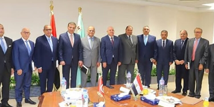 وزير الزراعة يبحث مع وفد تونسي رفيع المستوى تعزيز الاستثمارات الزراعية المشتركة