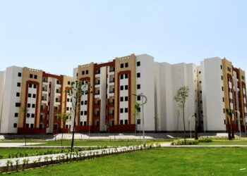 وزير الإسكان يسلم عددا من عقود وحدات المبادرة الرئاسية “سكن لكل المصريين” بإعلاني “العاشر والرابع عشر” بمدينة العبور الجديدة