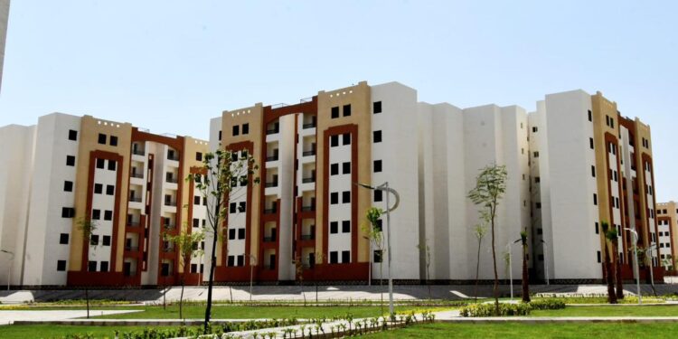 وزير الإسكان يسلم عددا من عقود وحدات المبادرة الرئاسية “سكن لكل المصريين” بإعلاني “العاشر والرابع عشر” بمدينة العبور الجديدة