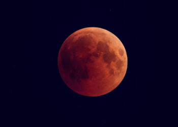 خسوف كلي نادر للقمر يزين سماء مصر والعالم العربي اليوم