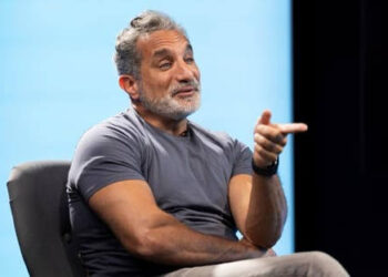 باسم يوسف يعود بعد 11 عامًا.. حلقات خاصة على شاشة ON تكشف أسرار رحلته من القاهرة إلى العالم