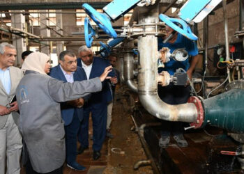 وزير الإنتاج الحربي يتابع سير العملية الإنتاجية بشركة أبو زعبل للكيماويات المتخصصة