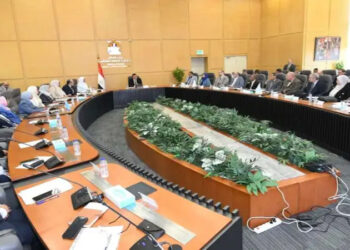 وزير الإسكان يعقد اجتماعًا موسعًا مع مسئولي مديريات الإسكان بمختلف المحافظات