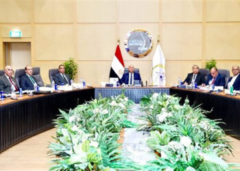 وزير الصناعة والنقل يترأس اجتماع الجمعية العامة للشركة القابضة لمشروعات الطرق والكباري والنقل البري