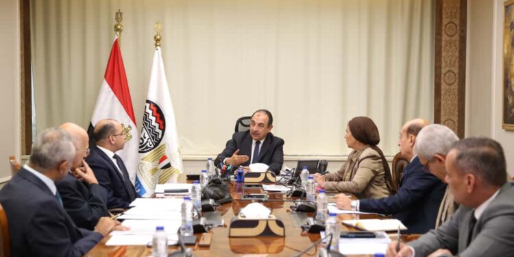 وزير قطاع يتابع موقف مشروعات شركة الإسكندرية للاستثمارات والتنمية العمرانية وتوسعاتها الجديدة