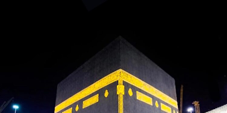 موعد تعامد القمر على الكعبة المشرفة.. حدث فلكي نادر يصور الجمال الكوني