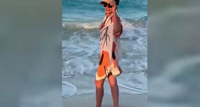 ليلي علوي تخطف الأنظار بكاش مايوه